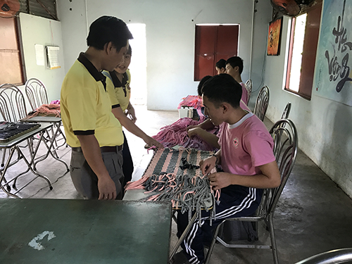CBCNV Essna tham quan các em lao động tại Trung tâm bảo trợ khiếm thị Nhật Hồng
